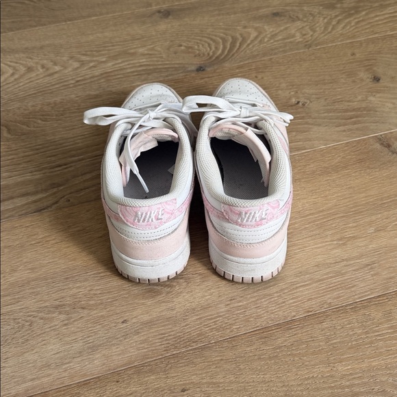 Nike Women’s Pink Paisley dunks - Picture 4 of 6
